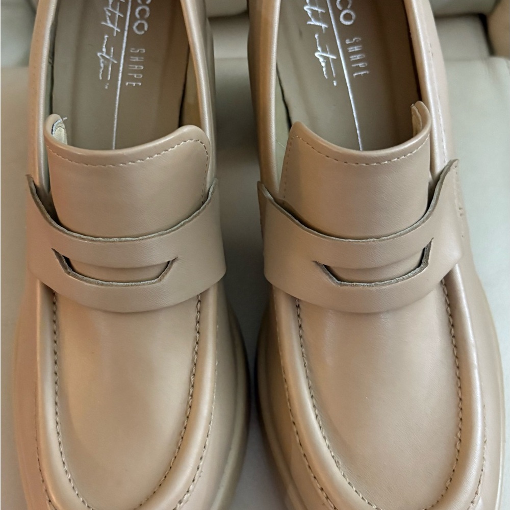 Brand new Ecco loafers with a heel size 9.5